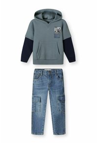 Szara bluza z kapturem i granatowymi rękawami, z kieszenią z przodu i grafiką "SKATE SKILLZ". Niebieskie dżinsowe spodnie cargo z kieszeniami.