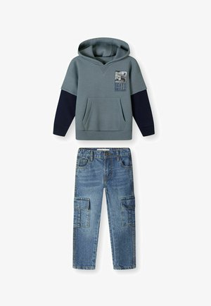 Szara bluza z kapturem i granatowymi rękawami, z kieszenią z przodu i grafiką "SKATE SKILLZ". Niebieskie dżinsowe spodnie cargo z kieszeniami.