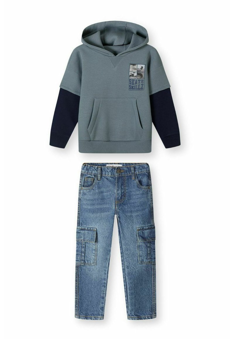 Szara bluza z kapturem i granatowymi rękawami, z kieszenią z przodu i grafiką "SKATE SKILLZ". Niebieskie dżinsowe spodnie cargo z kieszeniami.