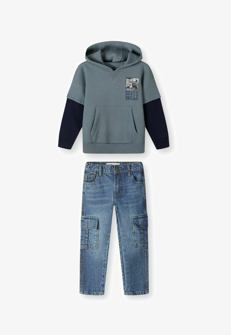 Szara bluza z kapturem i granatowymi rękawami, z kieszenią z przodu i grafiką "SKATE SKILLZ". Niebieskie dżinsowe spodnie cargo z kieszeniami.