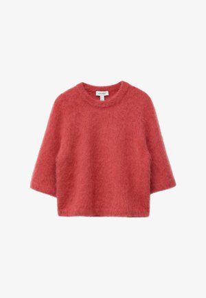 Weicher, flauschiger, korallenroter Pullover mit kurzen Ärmeln, rundem Ausschnitt und lockerem Sitz, vor weißem Hintergrund gezeigt.