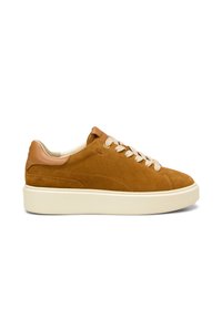 Sneaker in suede marrone con suola in gomma crema, dettagli in pelle tan e lacci marrone chiaro. Presenta un design minimalista e una texture liscia.
