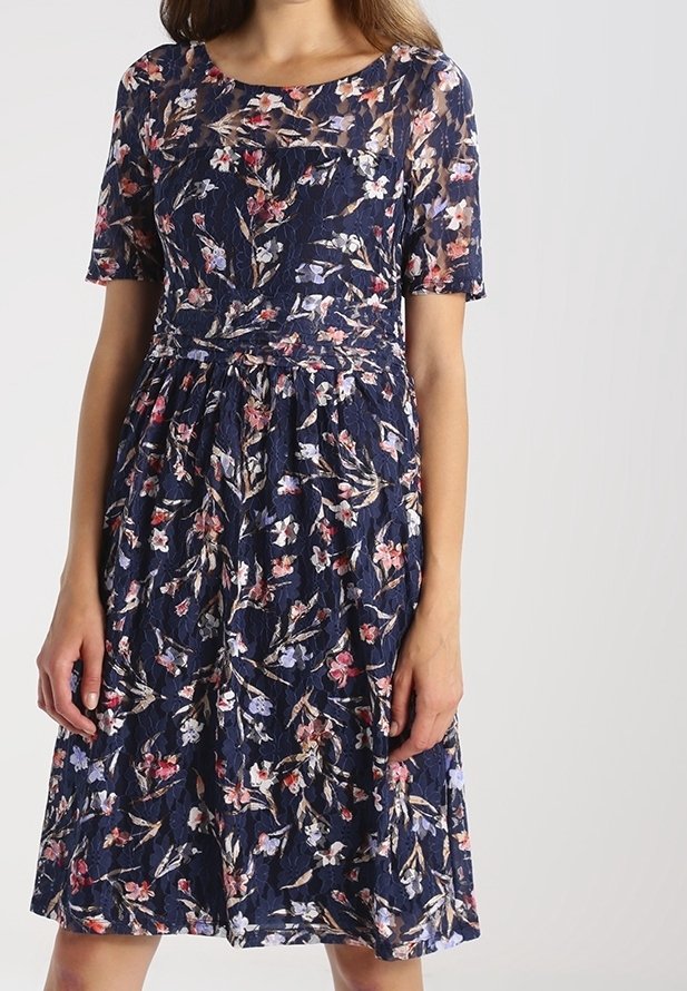 Marineblaues Kleid mit Blumenmuster und kurzen Ärmeln, gefertigt aus strukturiertem Stoff, mit tailliertem Oberteil und ausgestelltem Rock. Das Blumenmuster enthält rosa und blaue Akzente.