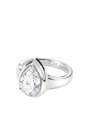 Silberring mit einem birnenförmigen klaren Edelstein, gefasst in einem glatten Band, innen mit dem Markennamen Thomas Sabo graviert.