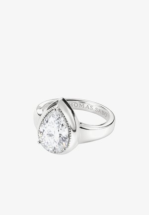 Silberring mit einem birnenförmigen klaren Edelstein, gefasst in einem glatten Band, innen mit dem Markennamen Thomas Sabo graviert.