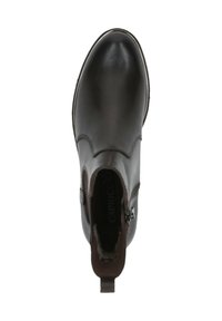 Stivale alla caviglia in pelle marrone con punta arrotondata, pannelli laterali elastici e un piccolo manico sul retro. Design minimalista senza modelli visibili.