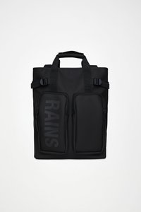 Czarny wodoodporny plecak z dwoma przednimi kieszeniami na zamek, górnymi uchwytami do noszenia i regulowanymi paskami. Z przodu widoczne wytłoczone logo.