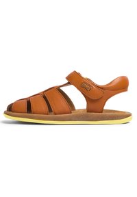 Braune Ledersandale mit mehreren Riemen und offenem Zehendesign. Sie verfügt über eine gelbe Sohle und eine gepolsterte Ferse für mehr Komfort.