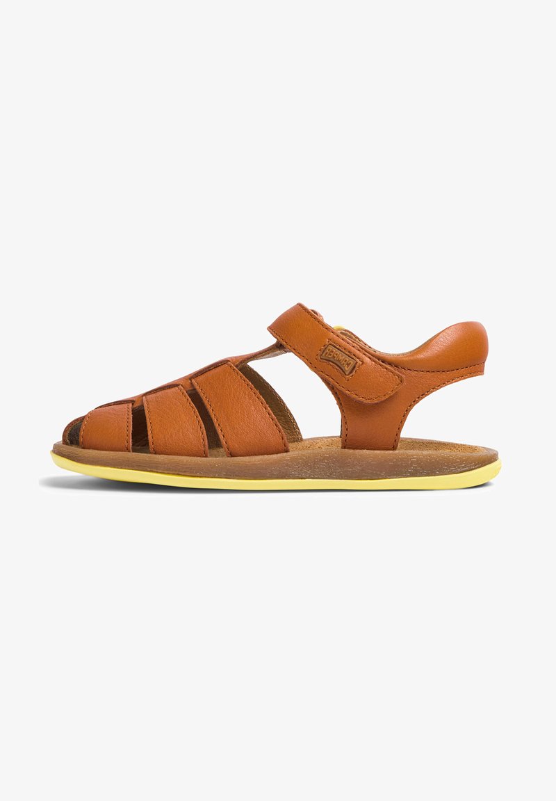 Braune Ledersandale mit mehreren Riemen und offenem Zehendesign. Sie verfügt über eine gelbe Sohle und eine gepolsterte Ferse für mehr Komfort.