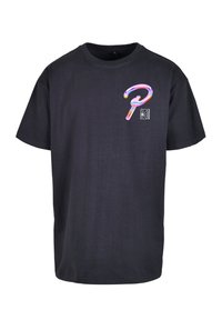 Sort bomulds T-shirt med rund halsudskæring, korte ærmer og en farverig "P" grafik på venstre bryst samt et lille logo nedenfor.