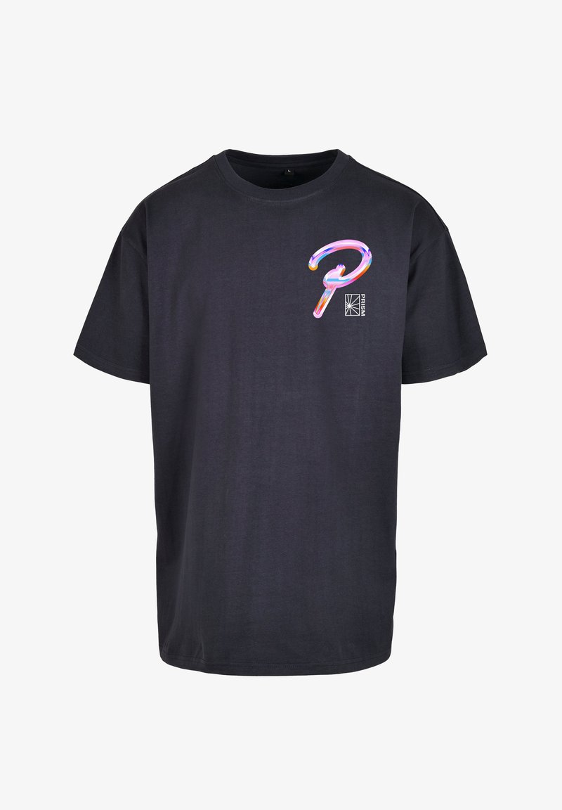 Juoda medvilninė marškinėliai su apvaliu kaklu, trumpomis rankovėmis ir spalvinga "P" grafika kairiajame krūtinės šone, po ja esantis mažas logotipas.