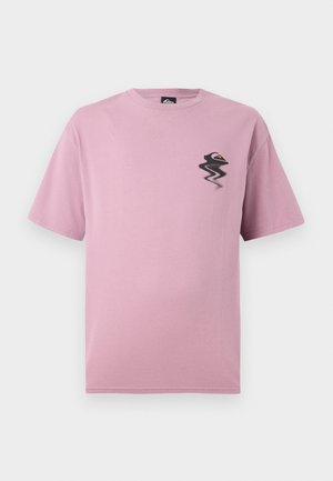 Svetlofialová tričká s krátkym rukávom s malým, zdeformovaným čiernym a oranžovým logom na ľavej hrudi.