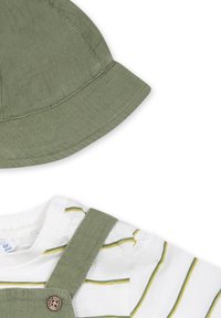 Sombrero de cubo verde con un acabado texturizado, combinado con una camisa blanca con rayas amarillas y verdes y un overol verde con un detalle de botón.