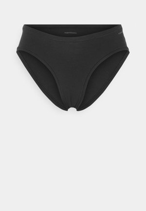 Shorty taille haute en coton noir avec une texture lisse et une ceinture élastique. Présente des côtés sans couture pour un ajustement ajusté.