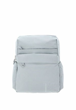 Sac à dos en tissu gris avec une poche zippée à l'avant, de forme rectangulaire, avec des accents cousus et un logo discret en bas à droite.