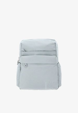 Sac à dos en tissu gris avec une poche zippée à l'avant, de forme rectangulaire, avec des accents cousus et un logo discret en bas à droite.