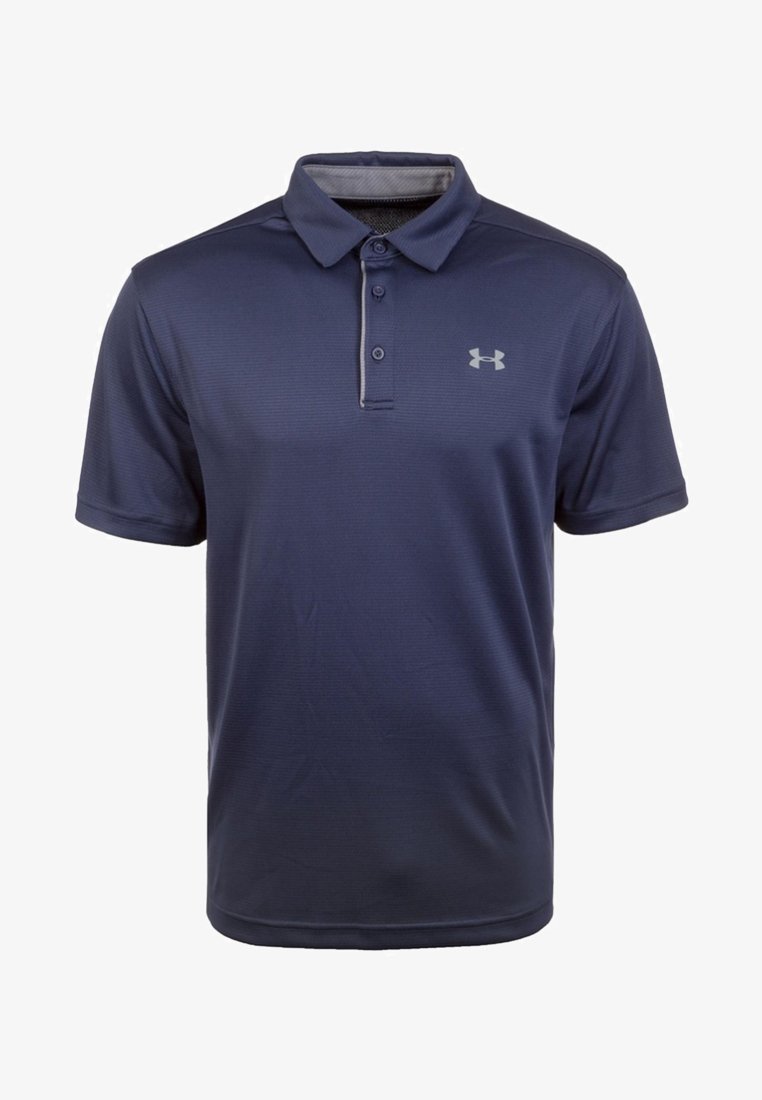 Polo shirt blu navy realizzato in un tessuto traspirante, con colletto a tre bottoni, maniche corte e un accento di logo grigio chiaro sul petto.