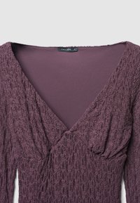 Lila Spitze Kleid mit V-Ausschnitt, strukturiertem Stoff, langen Ärmeln und taillierter Silhouette. Sichtbares Etikett: Calliope.