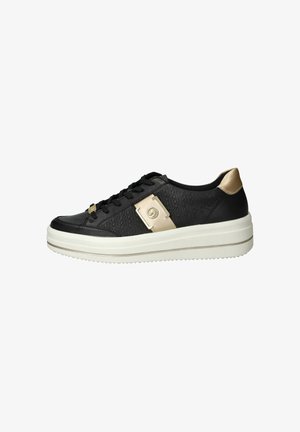 Sneaker noir avec design embossé et accents dorés. Doté d'une épaisse semelle en plateforme blanche et de lacets noirs. Matériaux lisses et texturés.