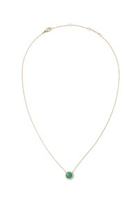 Collana in oro con pendente in pietra verde circolare circondato da un bordo decorativo. La catena ha un design delicato e texture.