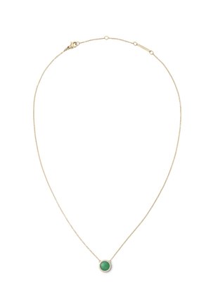 Collana in oro con pendente in pietra verde circolare circondato da un bordo decorativo. La catena ha un design delicato e texture.