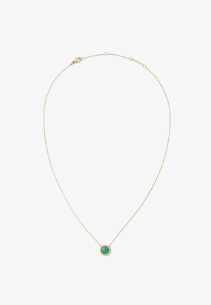 Zlatna lančić ogrlica s okruglim zelenim draguljem kao privjeskom, okruženim dekorativnim rubom. Lanac ima delikatan, teksturirani dizajn.