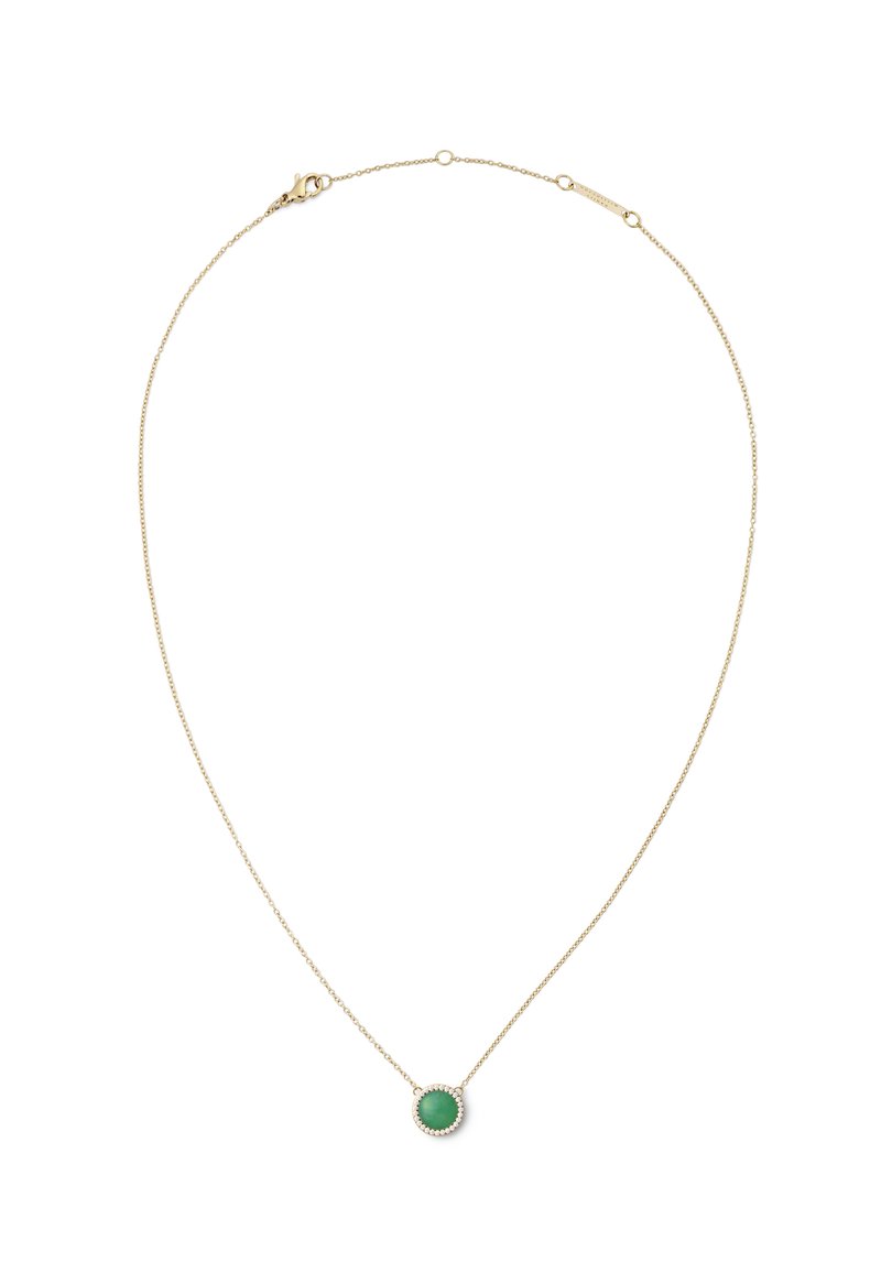 Collana in oro con pendente in pietra verde circolare circondato da un bordo decorativo. La catena ha un design delicato e texture.