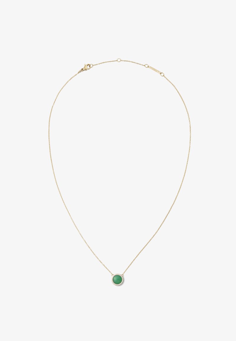 Guldkæde med en rund grøn ædelstensvedhæng omgivet af en dekorativ kant. Kæden har et delikat, struktureret design.
