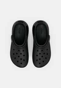 O pereche de saboți Crocs negri cu orificii de ventilație, curele ajustabile la călcâi și tălpi texturate, prezentată din partea de sus pe un fundal alb.