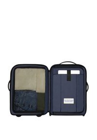 Harde koffer, donkerblauw interieur, georganiseerd met gevouwen kleding, gevoerde secties en een laptop compartiment. Ritssluiting en dubbele handvaten.