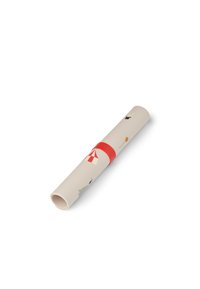 Tubetto di carta da regalo decorata in beige chiaro, con disegni illustrativi in colori come rosso, verde e nero, fissato con un nastro rosso.