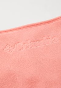 Koralfleece-stof med en glat tekstur; præget "Columbia"-logo på overfladen. Enkel design, ingen yderligere mønstre eller accenter.
