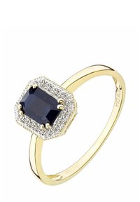 Zlatý prsteň so súdovým tmavomodrým drahokamom v tvare osemuholníka, obklopený menšími čírymi kameňmi, hladkým oblúkom, leštenou textúrou a detailným osadením.