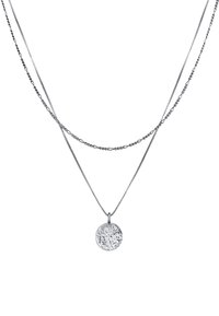 Zilveren halsketting met twee gelaagde kettingen en een ronde hanger met textuur. De hanger heeft een gehamerd oppervlak met een reflecterende afwerking.