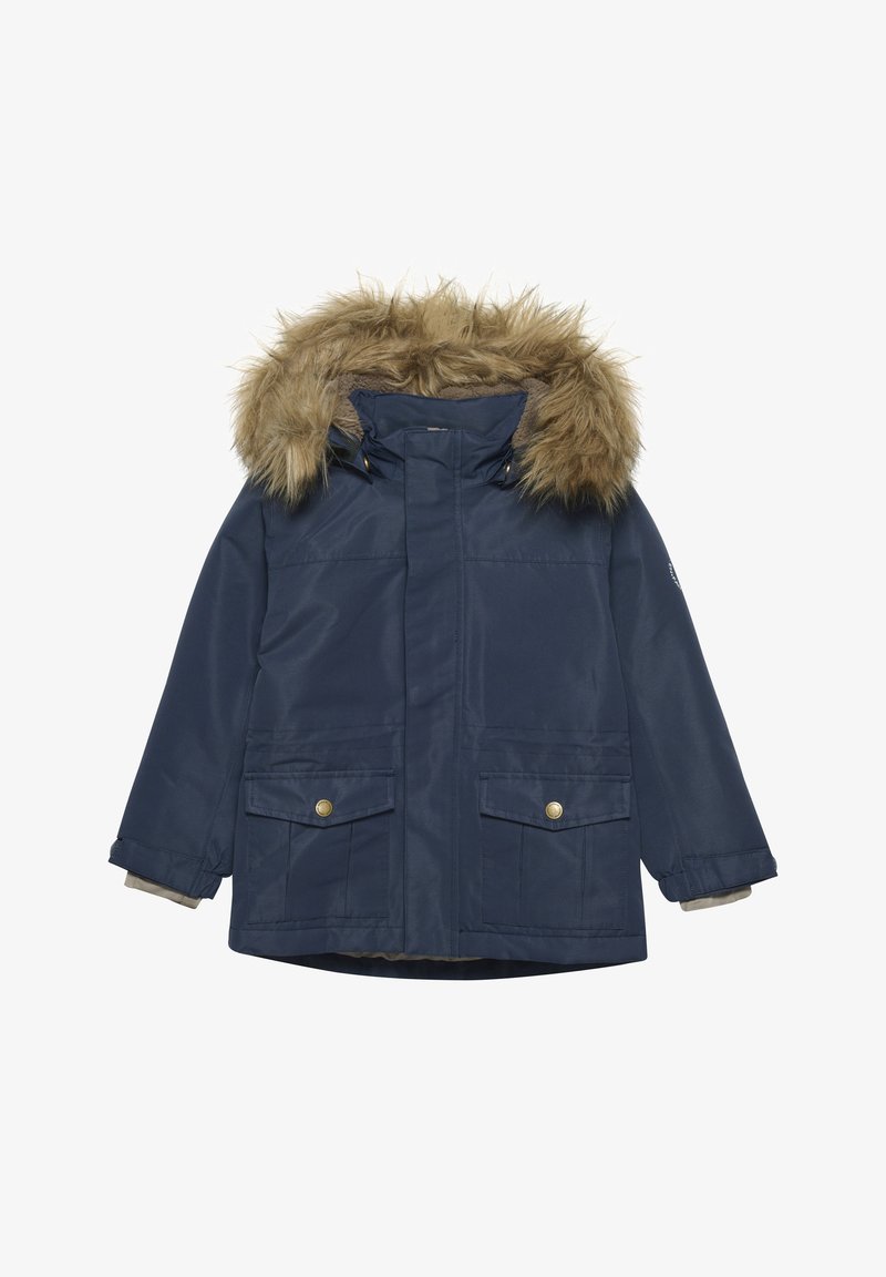 Mornarsko modra zimska jakna z umetnim krznom obloženim kapuco, sprednjim zadrgo, dvema žepoma na prsih in pozlačenimi gumbi. Vodoodporen material.