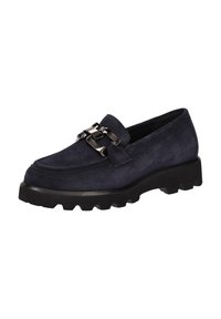Marineblauwe suède loafers met een robuuste zwarte zool, voorzien van dubbele gespsieraden aan de voorkant voor extra detail en textuur.
