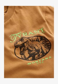 Unselected, tan dino back print