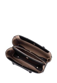 Sac à main en cuir noir avec un intérieur beige, comportant plusieurs compartiments et une poche zippée, agrémenté de détails en métal doré.