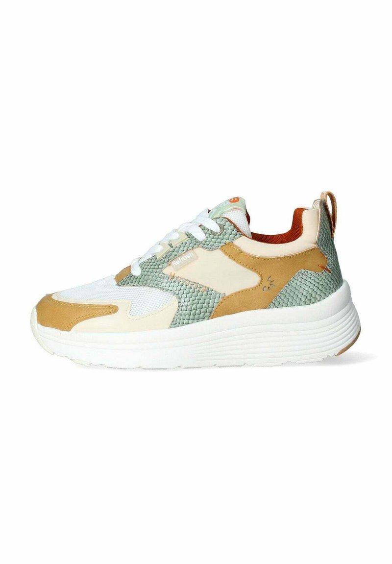 Sneakers con una toma superiore in rete bianca e verde chiaro, dettagli in pelle beige e una texture simile alla pelle; con una suola spessa bianca.