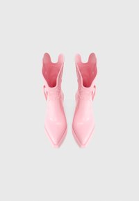 Botine roz din patent, cu vârful ascuțit, suprafață texturată și detalii decorative pe lateral. Finisaj neted cu un luciu strălucitor.
