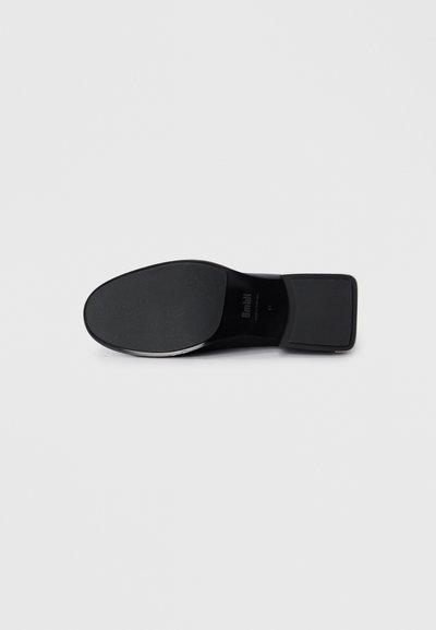 Crni kožni đon s glatkom, lagano teksturiranom površinom. Kvadratna potpetica i oznaka branda otisnuta na dnu.