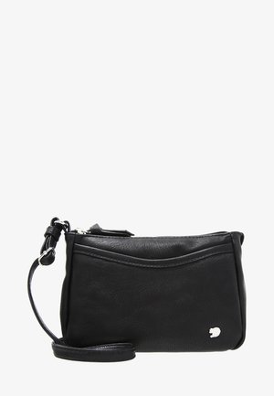 Borsa da polso in pelle nera con cerniera argentata e piccolo logo argentato nell'angolo in basso a destra, con cinturino da polso removibile.