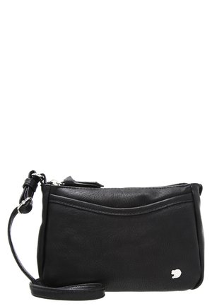 Petite pochette bracelet en cuir noir avec fermeture éclair argentée et petit logo argenté en bas à droite, avec une sangle de poignet amovible.