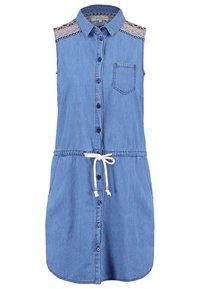Robe bleu en denim sans manches avec boutons à l'avant, poche poitrine, taille à cordon et bordure à motif sur les épaules.