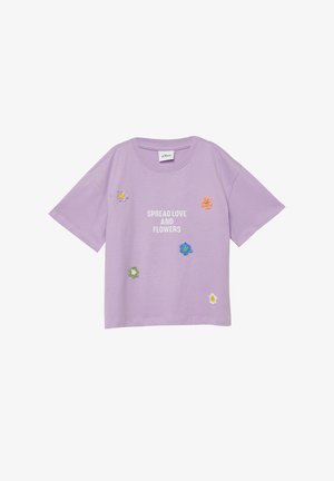 Fioletowa koszula z krótkim rękawem i okrągłym dekoltem, ozdobiona małymi kolorowymi haftowanymi kwiatami oraz napisem "ROZPRZESTRZENIAJ MIŁOŚĆ I KWIATY" na przodzie.