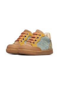 Sneaker dai colori vivaci con pannelli in camoscio beige, blu e giallo, suola in gomma testurizzata e lacci arancioni con occhielli in metallo.