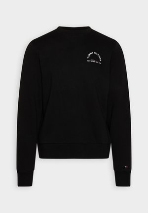 Sort sweatshirt med rund hals og lange ærmer med "Tommy Hilfiger New York Est. 1985" logo på brystet og lille flaglogo på venstre manchet.