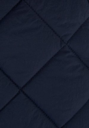 Marineblauwe quilted stof met een ruitpatroon, met zichtbare stiksels en een gladde, lichtglanzende textuur.
