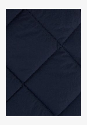 Marineblaues, gep quiltetes Gewebe mit einem Diamantmuster, das sichtbare Nähte aufweist und eine glatte, leicht glänzende Textur hat.