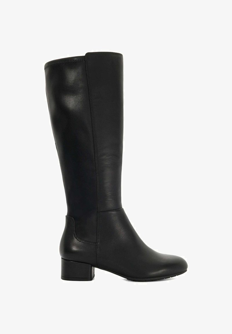 Botte en cuir noir hauteur genou avec un bout rond et un talon carré de 3 cm. Texture lisse et coutures minimales, dotée d'une semelle en caoutchouc plate.